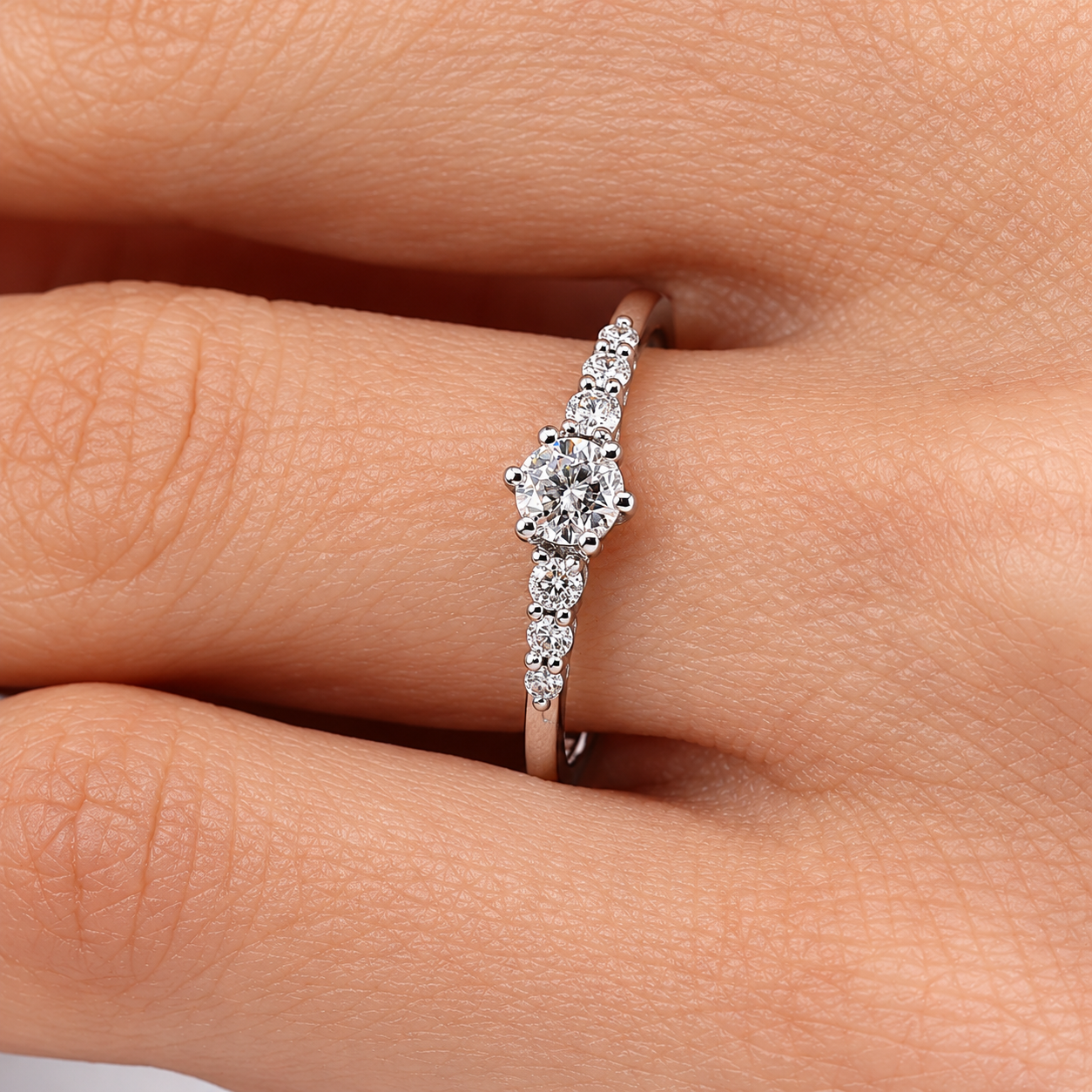 0.40 Carat Natural Diamond Vintage Design Ring with Side Stones